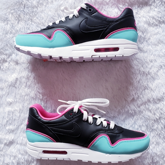 Nike Other - Youth or Womens Size 8.5 Nike Air Max 1 GS